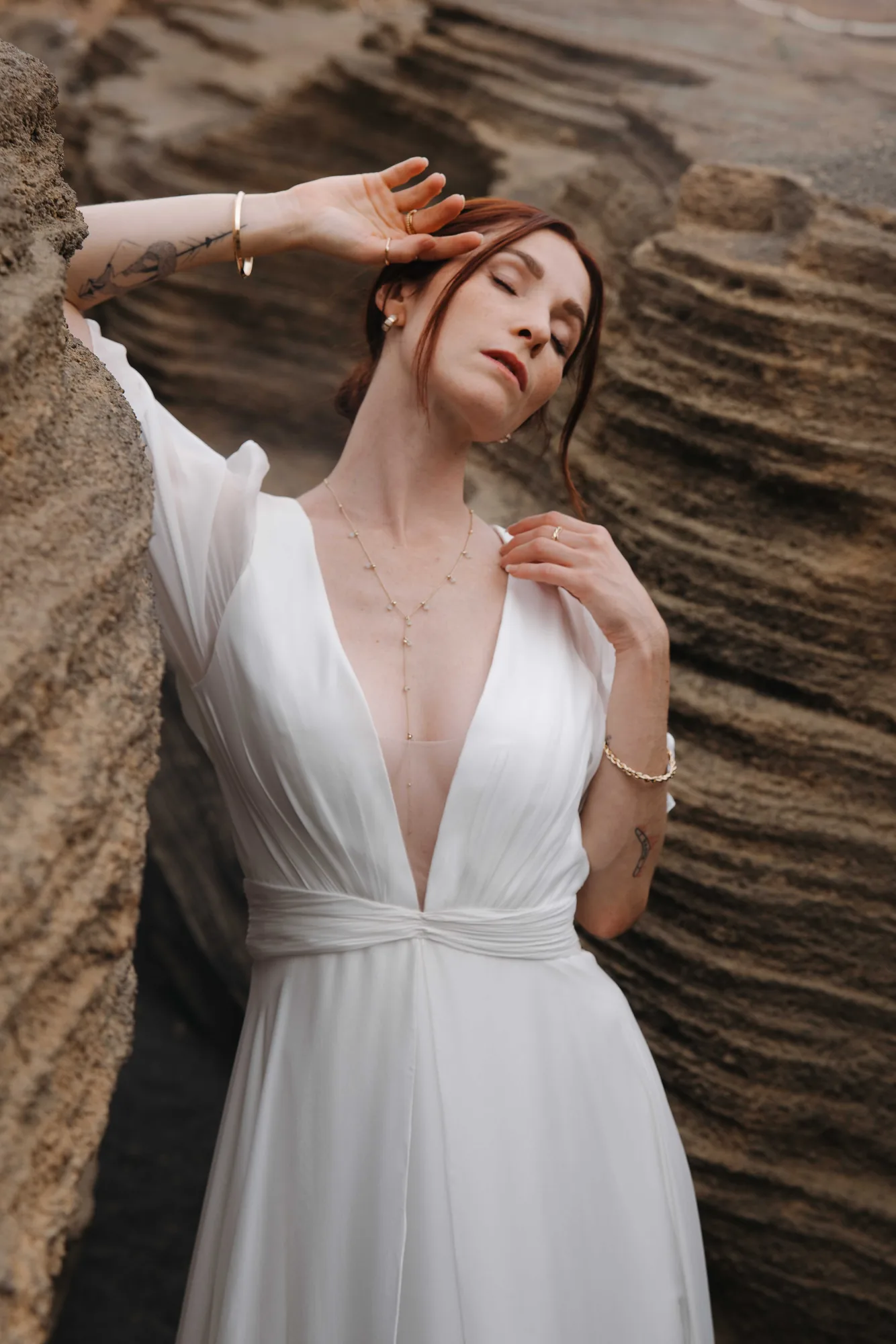 Décolleté plongeant en V et ceinture plissée de la robe 02 de la capsule Meltem