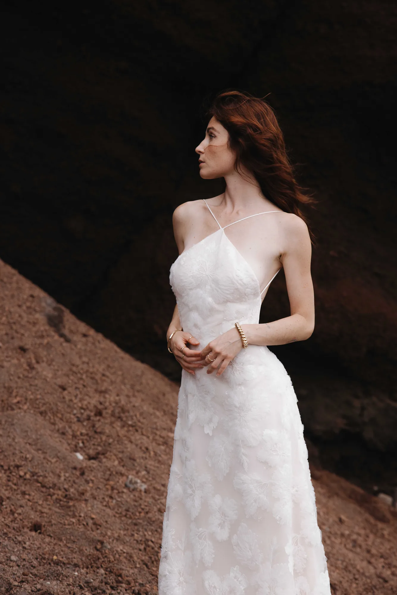Robe 04 de la capsule Meltem dans une grotte, buste cintré et col halter