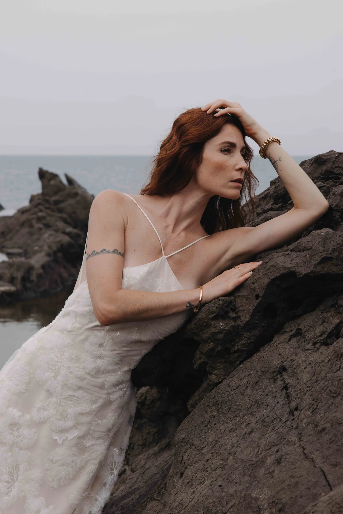 Col halter et transparences du tulle brodé de la robe 04 de la capsule Meltem