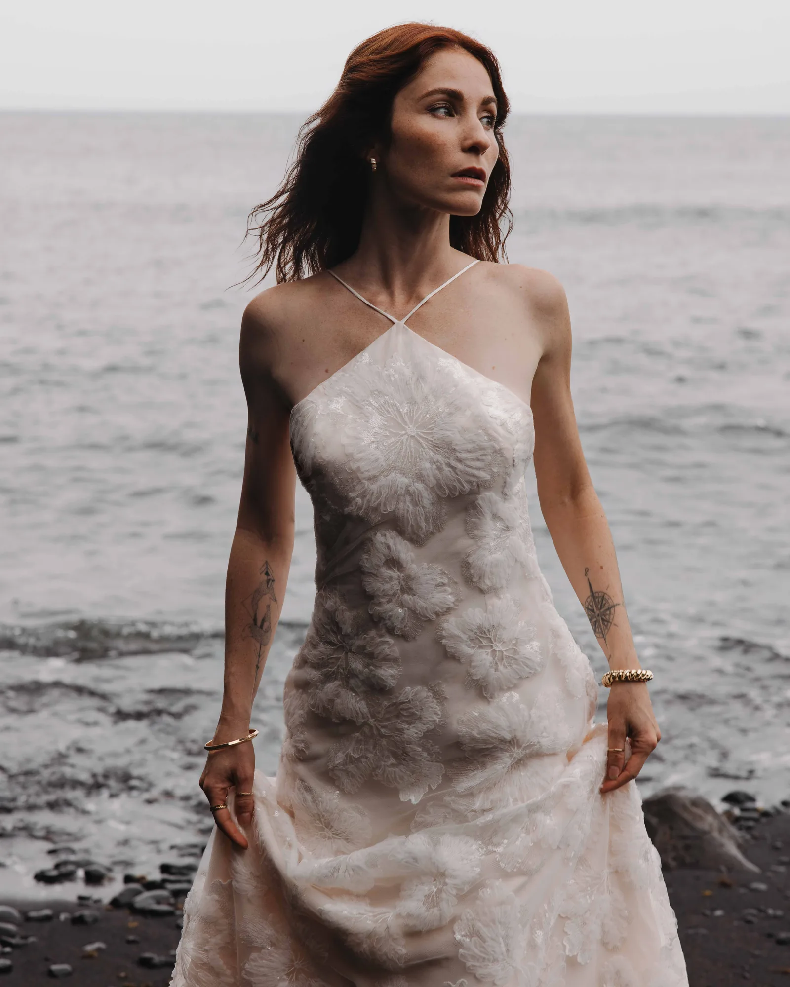 Robe 04 de la capsule Meltem en tulle brodé et pailleté, col halter croisé, portée face à la mer