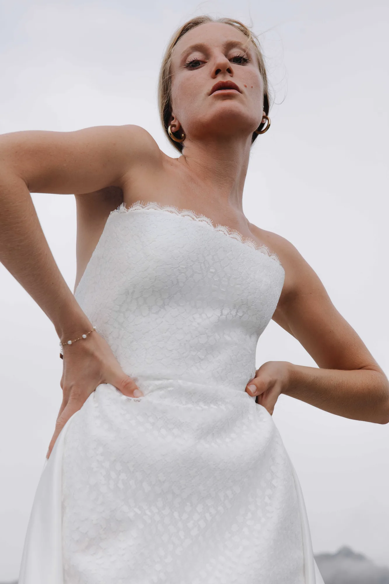 Robe bustier 10 de la capsule Meltem en dentelle de Calais au motif graphique, encolure droite